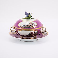 Meissen - Purpurfond Deckelterrine auf Presentoire mit Kauffahrteiszenen, 81741-10, Van Ham Kunstauktionen