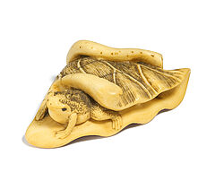 Netsuke Frosh auf einem zusammengefalteten Lotosblatt, 66362-68, Van Ham Kunstauktionen