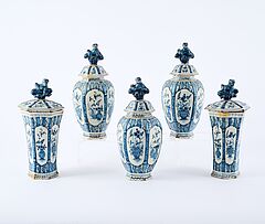 Folge von fünf Deckelvasen mit plastischen Löwen als Knauf, 81233-29, Van Ham Kunstauktionen