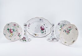 Frankreich - Gruppe von fuenf Fayencen mit Blumendekoren, 75989-2, Van Ham Kunstauktionen
