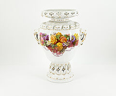 KPM - GROSSE AUFSATZVASE MIT BLUMENDEKOR, 75664-2, Van Ham Kunstauktionen
