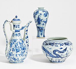 Grosse Henkelkanne mit Granatapfel Vase mit Gelehrten und Topf mit Drachen, 64493-50, Van Ham Kunstauktionen