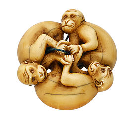 Manju-netsuke Drei Affen sich aneinander festhaltend, 66362-52, Van Ham Kunstauktionen