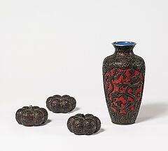 Gruppe von einer Vase und drei Dosen in Kürbisform, 79955-33, Van Ham Kunstauktionen