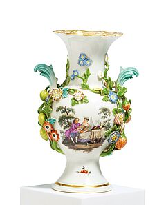Meissen - Kleine Vase mit plastischen Blumen und Watteauszene, 80246-15, Van Ham Kunstauktionen