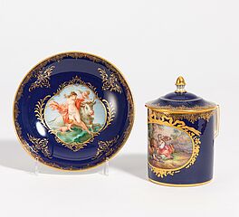 Meissen - Deckeltasse und Untertasse mit Schaeferin bzw mythologischer Szene, 69445-5, Van Ham Kunstauktionen