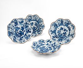 Folge von vier blau-weissen Tellern mit bluetenfoermigem Rand, 76933-70, Van Ham Kunstauktionen