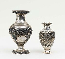 Zwei Vasen mit Reliefdekor, 53721-48, Van Ham Kunstauktionen