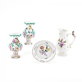 Meissen - Zwei Vasen eine Milchkanne und eine kleine Schale mit ombrierten Blumen, 76821-204, Van Ham Kunstauktionen