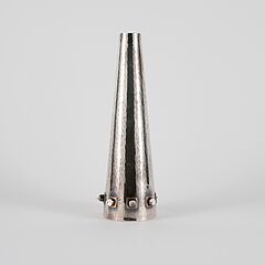 Schlanke martellierte Vase mit Bergkristall-Cabochons, 76156-2, Van Ham Kunstauktionen
