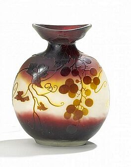 Emile Galle - Vase mit Weinranken, 52111-20, Van Ham Kunstauktionen