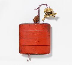 Grosses Inro mit Hotei-Ojime und Netsuke eines musizierenden Daruma, 63200-9, Van Ham Kunstauktionen