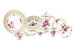 Meissen - Kaffeeservice fuer 12 Personen mit Blumenmalerei in Purpur-Camaieu mit Goldspitze, 75504-3, Van Ham Kunstauktionen