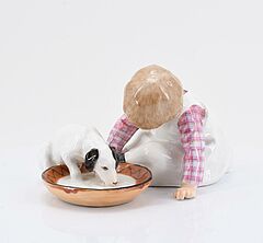 Meissen - Kind mit Hund aus einer Schale trinkend, 75372-4, Van Ham Kunstauktionen