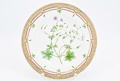 Royal Copenhagen - Teller und Flaschenkuehler Flora Danica, 70554-1, Van Ham Kunstauktionen