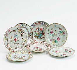 Konvolut sieben Teller Famille Rose, 54831-27, Van Ham Kunstauktionen