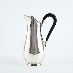 Adolf Mogler - Schlank gebauchte Wasserkanne mit martellierter Oberflaeche, 81032-7, Van Ham Kunstauktionen