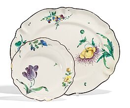 Grosse ovale Platte und tiefer Teller mit Blumendekor, 56232-41, Van Ham Kunstauktionen