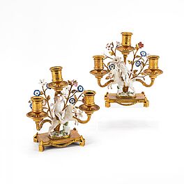 Meissen und Frankreich - Paar dreiflammige Leuchter mit Amoretten auf Pferden reitend, 76933-37, Van Ham Kunstauktionen