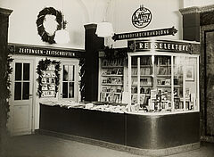 Unbekannter Fotograf - Buchhandlung am Koelner Hauptbahnhof im Wartesaal II, 79063-5, Van Ham Kunstauktionen
