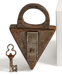 Grosses dreieckiges Vorhangschloss, 81851-2, Van Ham Kunstauktionen