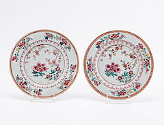 Gruppe aus neun Tellern mit verschiedenen Dekoren Famille Rose, 79866-19, Van Ham Kunstauktionen