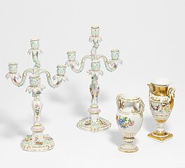 Meissen - Konvolut von 2 Leuchtern und kleiner Schlangenhenkelvase, 69591-264, Van Ham Kunstauktionen