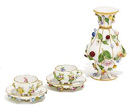 Meissen - Vase mit aufgelegtem Blueten- und Obstdekor sowie zwei Tassen und Untertassen mit aufgelegtem Bluetendekor, 57059-15, Van Ham Kunstauktionen