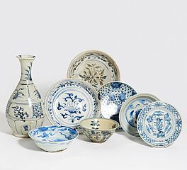 Fuenf Teller zwei Schalen und eine Vase, 64493-58, Van Ham Kunstauktionen