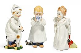 Meissen - Maedchen mit Puppe Junge mit Zwiebelmusterkoppchen Junge auf Holzpferd, 57623-2, Van Ham Kunstauktionen