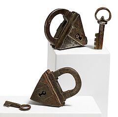 Zwei dreieckige Vorhangschloesser, 81851-5, Van Ham Kunstauktionen