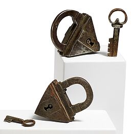 Zwei dreieckige Vorhangschloesser, 81851-5, Van Ham Kunstauktionen