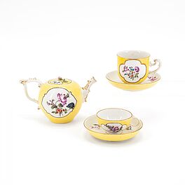 Meissen - Teekanne zwei Tassen und Untertassen mit gelbem Fond und ombrierter Blumenmalerei, 76821-214, Van Ham Kunstauktionen