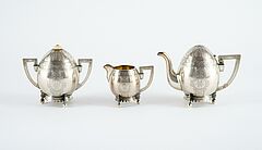 Dreiteiliges Teeservice mit geometrischem Gravurdekor, 79909-38, Van Ham Kunstauktionen