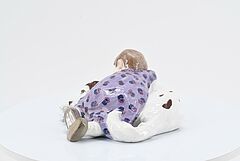 Meissen - Kind auf einem Hund liegend, 75372-8, Van Ham Kunstauktionen
