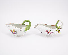 Meissen - Zwei Blattsaucieren mit Holzschnittblumen und Handhaben in Astform, 76821-257, Van Ham Kunstauktionen