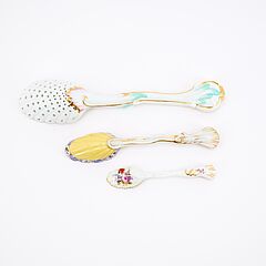 Meissen - Ein Loeffel mit galanter Szene ein Loeffel mit Blumen amp ein Streuloeffel, 80922-45, Van Ham Kunstauktionen