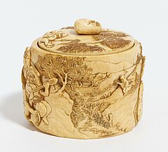 Dose mit Oki argari-Daruma-Puppen in Landschaft, 66656-3, Van Ham Kunstauktionen