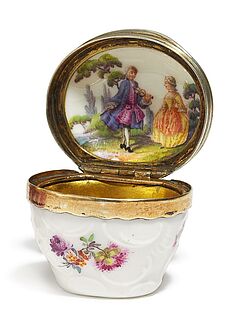 Meissen - Kleine Dose fuer Schoenheitspflaesterchen mit Blumendekor und galantem Paar in Landschaft, 58116-70, Van Ham Kunstauktionen