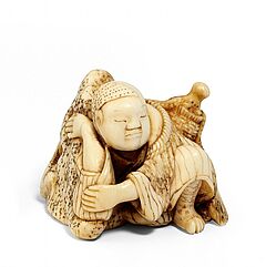 Netsuke Schlafender Fischer mit Oktopus, 65081-2, Van Ham Kunstauktionen