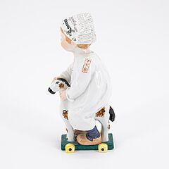Meissen - Hentschelkind mit Zeitungshut auf Spielzeugpferd, 76846-24, Van Ham Kunstauktionen
