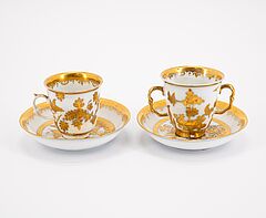 Meissen - Zwei Koppchen mit Untertassen amp zwei Becher mit Untertassen mit ueberdekorierten Goldchinesen, 76821-58, Van Ham Kunstauktionen