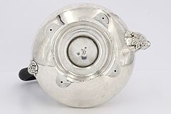 Maison Odiot - Kaffeekanne mit Bluetenknauf und Milchkaennchen und Zuckerschale mit Schneckendekor, 69591-84, Van Ham Kunstauktionen