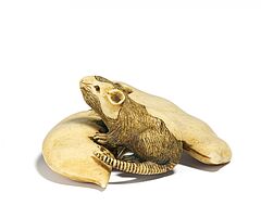 Netsuke Gefleckte Ratte auf zwei Edamame, 66362-86, Van Ham Kunstauktionen