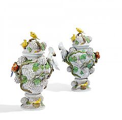 Meissen - Paar prachtvolle Deckelvasen mit Schneeballen und Vogelzier, 65561-2, Van Ham Kunstauktionen